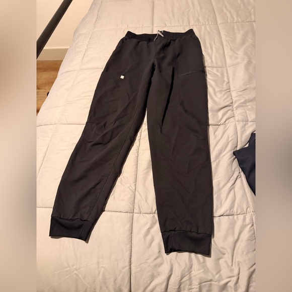 Fabletics Scrub Set - Picture 3 of 15